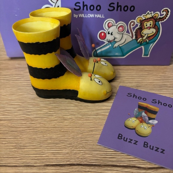 Willow Hall Collectibles Shoo Shoo Miniature Shoe - BUZZ BUZZ Bee - Picture 2 of 3